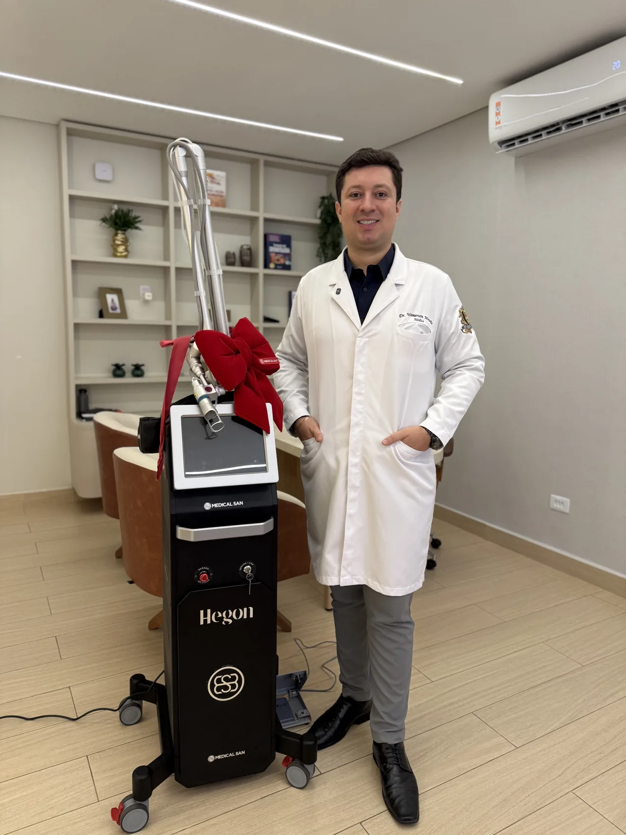 Dr. Wemerson Mourão com o laser de CO₂